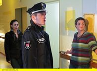 Der Dicke – Yasmin (Burcu Dal, l.) und Gudrun (Katrin Pollitt, r.) haben Wachtmeister Wohlers (Josef Heynert, M.) zu Hilfe gerufen.