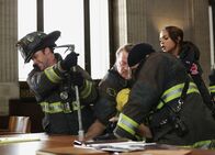 Chicago Fire – Einsatz im Gerichtssaal:Taylor Kinney als Kelly Severide, Christian Stolte als Mouch, Joe Minoso als Joe Cruz, Monica Raymund als Gabriela Dawson (Copyright SRF/NBC Universal)