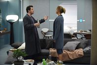 The Orville – Nachdem Ed (Seth MacFarlane, l.) und Kelly (Adrianne Palicki, r.) von dem Hologramm eines angeblich in Not geratenen Schiffs getäuscht werden, finden sie sich plötzlich in einer perfekten Kopie ihrer alten Wohnung wieder. Wird das einen guten Einfluss auf ihre Beziehung haben?