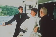 Under Control – Immer wieder werden seine romantischen Stunden von Schlägertruppen des missgünstigen Lo und seines Profikämpfers Alan (James Bradley Allan, l.) empfindlich gestört: C. N. (Jackie Chan, M.) ...