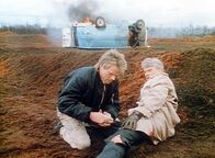 MacGyver – Die Bombe ist explodiert: MacGyver (Richard Dean Anderson, l.) leistet Erste Hilfe.
