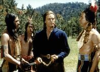 Der weiße Sohn der Sioux – Als ruchbar wird, dass die Indianer in Reservate gesteckt werden sollen, steigen die Spannungen zwischen Weißen und Indianern. Warbonnet (Charlton Heston, 2.v.r.) sucht gemeinsam mit seinen Stammesbrüdern nach einer Lösung ...