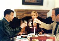 In aller Freundschaft – v.l.n.r.) geschafft, dem Alltag der Sachsenklinik zu entfliehen und verbringen ein Wochenende zusammen, doch ein Anruf zerstört die ersehnte Idylle....