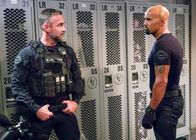 S.W.A.T. – David 'Deacon' Kay (Jay Harrington l.) und Daniel 'Hondo' Harrelson (Shemar Moore) Die Verwendung des sendungsbezogenen Materials ist nur mit dem Hinweis und Verlinkung auf RTL+ gestattet.; David 'Deacon' Kay (Jay Harrington l.) und Daniel 'Hondo' Harrelson (Shemar Moore) Die Verwendung des sendungsbezogenen Materials ist nur mit dem Hinweis und Verlinkung auf RTL+ gestattet.