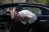 Ein perfekter Mord – Sidney Reso clenches his chest outside his car