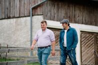 Der Schmidt Max auf der Suche – Von links: Jungbauer Benedikt Sachenbacher und Schmidt Max.