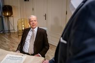 Sturm der Liebe – Werner (Dirk Galuba, l.) ist entsetzt, als ihm Christoph (Dieter Bach, r.) eröffnet, dass eine Aktiengesellschaft Arianes Anteile gekauft hat.