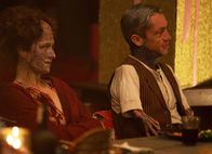 American Horror Story – Penny (Grace Gummer, l.) und Paul (Mat Fraser, r.) sind sich sicher, dass Elsa an Ethels Tod Schuld ist, aber werden die anderen Freaks ihnen glauben?