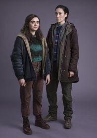 Two Weeks to Live – Maisie Williams als Kim Noakes(l.) und Sian Clifford als Tina Noakes