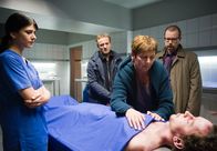 Tatort – Ein Gesamtschüler David ist ermordet worden. Gerichtsmedizinerin Dr. Rhea Singh (Lale Yavas), Kriminalhauptkommissar Franz Kappl (Maximilian Brückner), Davids Mutter Theresa Kullmann (Bettina Koch) und Kriminalhauptkommissar Stefan Deininger (Gregor Weber)