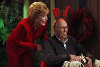 Two and a Half Men – Zum Fest der Liebe, bringt Evelyn (Holland Taylor, l.) Marty (Carl Reiner, r.) mit, da sie sich dadurch ein gutes Immobiliengeschäft erhofft ...