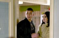 Mum – Debbie (Selin Hizli) und Ryan (Aaron Heffernan) sind etwas überfordert mit dem Wirrwarr bei Cathy.