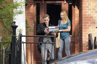 Alles Klara – Jonas Wolter (Jan Niklas Berg, l.) holt Unterlagen aus der Wohnung des Mordopfers und trifft dort auf dessen polnische Putzfrau Kristina Janda (Sylwia von Wildburg, r.)