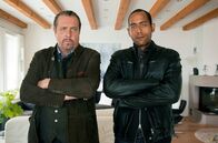 Watzmann ermittelt – Beissl (Andreas Giebel, l.) und Jerry (Peter Marton, r.) sind ärgerlich, weil Klaus Leibold von dem Entführer kein Lebenszeichen von seiner Frau verlangt hat.