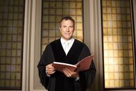 Richter Alexander Hold – Richter Alexander Hold war Staatsanwalt und Richter am Amtsgericht in Kempten. Er steht in der erfolgreichen Court-Show-Tradition von SAT.1 und entscheidet Strafrechtsfälle - das ganze Spektrum der Strafbarkeit, vom Drogendealer bis zur Sexualstraftat ...