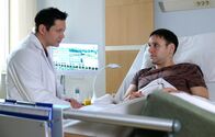 In aller Freundschaft – Dr. Philipp Brentano (Thomas Koch, li.) schafft es endlich, dass Frank Geißler (Atef Vogel, re.) über seinen wirklichen Gemüts- und Gesundheitszustand redet.