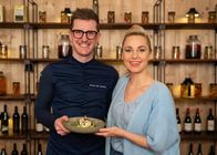 Silvia kocht – Aaron Priewasser, Silvia Schneider („Confiertes Huhn mit Kartoffelstampf, Brennnesselspinat und Pilzen“ und „Milchschokoladen-Mousse mit pochiertem Rhabarber im Himbeersud“).