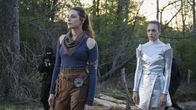 Legacies – Hope Mikaelson (Danielle Rose Russell, l.); Josie Saltzman (Kaylee Bryant, r.)