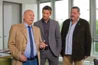 Die Rosenheim-Cops – Im aktuellen Fall befragen die Kommissare Sven Hansen (Igor Jeftic, M.) und Korbinian Hofer (Joseph Hannesschläger, r.) Gustl Starke (Peter Faerber, l.).