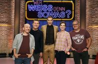 Wer weiß denn sowas? – Moderator Kai Pflaume (M.) und seine Rateteam-Kapitäne Bernhard Hoëcker (l.) und Elton (r.) begrüßen in dieser Sendung den Tagesschau-Chefsprecher Jens Riewa (2.v.l.) und die Tagesschau-Sprecherin Susanne Daubner (2.v.r.).