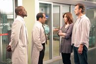 Dr. House – Dr. Foreman (Omar Epps, l.) und Dr. Taub (Peter Jacobson, 2.v.l.) haben keine guten Nachrichten für Dellas Eltern Claire (Stephanie Courtney) und George (Dwier Brown): wird Della eine erneute Transplantation ablehnen, muss sie sterben.