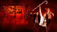 Anna und die Apokalypse – Plakatmotiv zum Film mit Nick (Ben Wiggins, l.) Anna (Ella Hunt, M.), Steph (Sarah Swire, r.) und Zombies im Hintergrund.