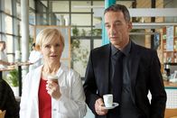 In aller Freundschaft – Dr. Kathrin Globisch (Andrea Kathrin Loewig) trifft zufällig Alexander Weber (Heio von Stetten) in der Cafeteria. Alexander würde Kathrin gern zum Abendessen einladen. Sie sagt zwar für den nächsten Abend zu, aber es ist ihr anzumerken, dass sie Alexanders Misstrauen bei der Behandlung seines Sohnes immer noch belastet.