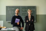 Lehrer kann jeder! – Der Lehrer mit Quereinstieg Richard Glossat (Christoph Maria Herbst) muss sich auch neben seiner Noch-Ehefrau Anke (Brigitte Zeh) als Kollege beweisen.