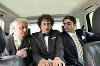 Maria Mafiosi – Silvio (Tommaso Ragno, links) und Salvatore (Michele Cuciuffo) „geleiten“ Rocco (Serkan Kaya, Mitte) zur Hochzeit.