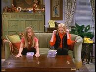 Friends – Rachel (Jennifer Aniston, l.) hat einen neuen Tisch gekauft, und versucht ihn Phoebe (Lisa Kudrow, r.) schmackhaft zu machen ...