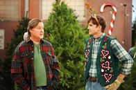 Two and a Half Men – Da Kates Einkommen für beide nicht ausreicht, nimmt Walden (Ashton Kutcher, r.) alias Sam Wilson einen Job bei Nick (Joel Murray, l.) als Weihnachtsbaumverkäufer an ...