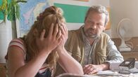 SOKO Wismar – Finja Werkamp (Julia Schäfle, l.) stürzt sich in die Arbeit. Zusammen mit ihrem Vater Jochen (Ulrich Bähnk, r.) kümmert sie sich um das „Baltic Camp“ auf der Insel Poel. Jochen versucht seine Tochter zu trösten. Doch die scheint mehr als verzweifelt. Lastet am Ende noch mehr auf ihren Schultern? Welchen Grund hätte sie gehabt, den Vater ihres ungeborenen Kindes zu töten?