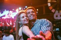 Twins - Zwillinge – Mit 27 Jahren noch immer eine männliche Jungfrau: Julius Benedict (Arnold Schwarzenegger, r.) ...