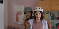Doppelhaushälfte – Theo (Benito Bause) und Mari (Maryam Zaree) entdecken einen ungebetenen Gast hinter dem Vorhang.