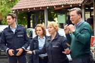 WaPo Bodensee – Jakob Frings (Max König, l.), Julia Demmler (Wendy Güntensperger, 2.v.l.), Nele Fehrenbach (Floriane Daniel, 2.v.r.) und Bernhard Pfeil (Martin Armknecht, r.) beobachten, wie die Tür der Mietwerkstatt aufgeschossen wird.