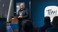 Team Abdel – In TEAM ABDEL wagt Comedian Abdelkarim den Perspektivwechsel auf das Land, in dem er geboren wurde. Und das nicht alleine. Unterstützt wird er von seinem Team von Comediennes und Comedians, die alle wegen ihrer internationalen Biographien die Steilvorlage für überraschende Blickwinkel auf das Leben in Deutschland mitbringen.