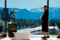 Smokin' Aces – Am Lake Tahoe hält sich Buddy "Aces" Israel (Jeremy Piven) versteckt, denn sein Ex-"Pate" will noch einen letzten Akt der Grausamkeit ausführen: Er fordert Israels Tod und setzt ein Kopfgeld auf ihn aus.