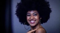 rec. – rec. Afrohaare Shedea Dona Walser bei einem Fotoshooting.