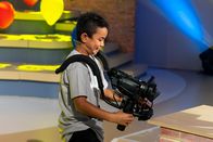 1, 2 oder 3 – Kamerakind Yassin aus Wörth/Deutschland filmt gekonnt die Sendung mit.
