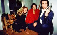 Kommissar Rex – Kommissar Richie Moser (Tobias Moretti), Sonja Koller (Daniela Gaets, mi.) und Anne (Nadeshda Brennicke, li.) werden von den Mördern in Mosers Haus belagert.