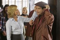 Monk – Natalie (Traylor Howard) hat Monk (Tony Shalhoub) zu einem Malkurs angemeldet.