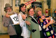 MA 2412 – (v.li.) Karl Ferdinand Kratzl (Herr Claus), Alfred Dorfer (Herr Weber), Roland Düringer (Ing. Breitfuss), Monica Weinzettl (Frau Knackal).