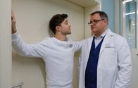 In aller Freundschaft – Hans-Peter Brenner (Michael Trischan, re.) gibt sich wirklich die größte Mühe, mit dem neuen Freund seiner Mutter professionell umzugehen. Kris Haas (Jascha Rust, li.) dagegen hat etwas Spaß daran, Brennerchen zu damit ärgern.