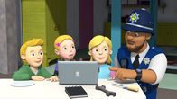 Feuerwehrmann Sam – Polizist Malcolm entdeckt etwas auf den Live-Bildern, die von dem von James, Sarah und Hannah selbstgebauten Raumschiff auf die Erde gesendet werden.