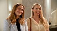 Rote Rosen – Svenja (Lea Marlen Woitack l.) und Amelie (Lara-Isabelle Rentinck r.) haben einen tollen Plan.