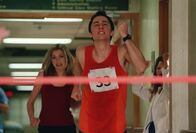 Scrubs - Die Anfänger – Immer wieder verfällt J.D. ( Zach Braff, r.) in Tagträume. Als er seine vor Ehrgeiz platzende Kollegin Elliot (Sarah Chalke, l.) kennen lernt, stellt sich sogleich seine Fantasie auf einen beherzten Wettlauf ein ...