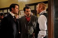 Murdoch Mysteries – v.l.n.r.: Detective Murdoch (Yannick Bisson), Inspector Edward Scanlon (Alastair Mackenzie) und Inspector Brackenreid (Thomas Craig)