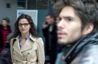 So wie du mich willst – Claire (Juliette Binoche) beobachtet Alex (François Civil), der verzweifelt nach dem Gesicht der jungen Clara sucht, das Claire in ihrem Profil benutzt.
