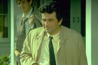 Columbo – Columbo (Peter Falk), der kultige Inspektor mit Glasauge, Trenchcoat und schräger Körperhaltung, bei seinen Recherchen.