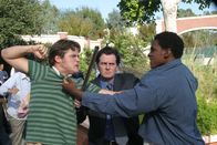 Malcolm mittendrin – Durch Malcolms Wiedergutmachungsversuch kommt es an der Schule zu Schlägereien ... (Von links: Big Senior (Jonny Acker), Lionel Herkabe (Chris Eigeman), Big Senior (Darryl Reed Jr.))